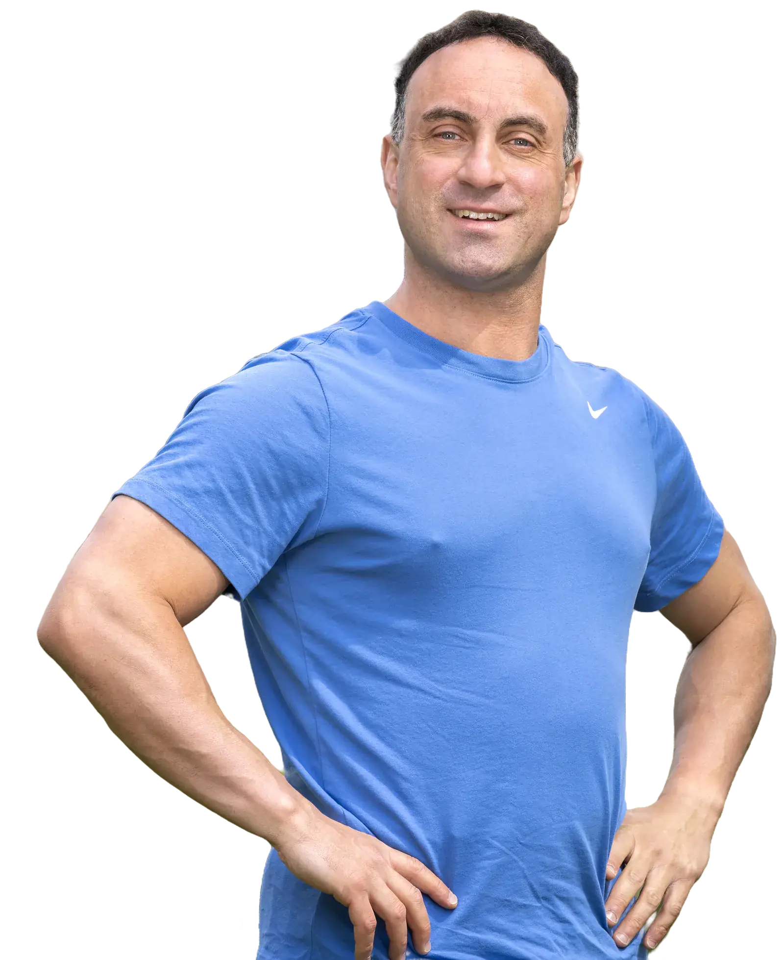 Nico Fichtler, Personal Trainer aus Hannover, im blauen Sportshirt, lächelnd, die Hände in den Hüften